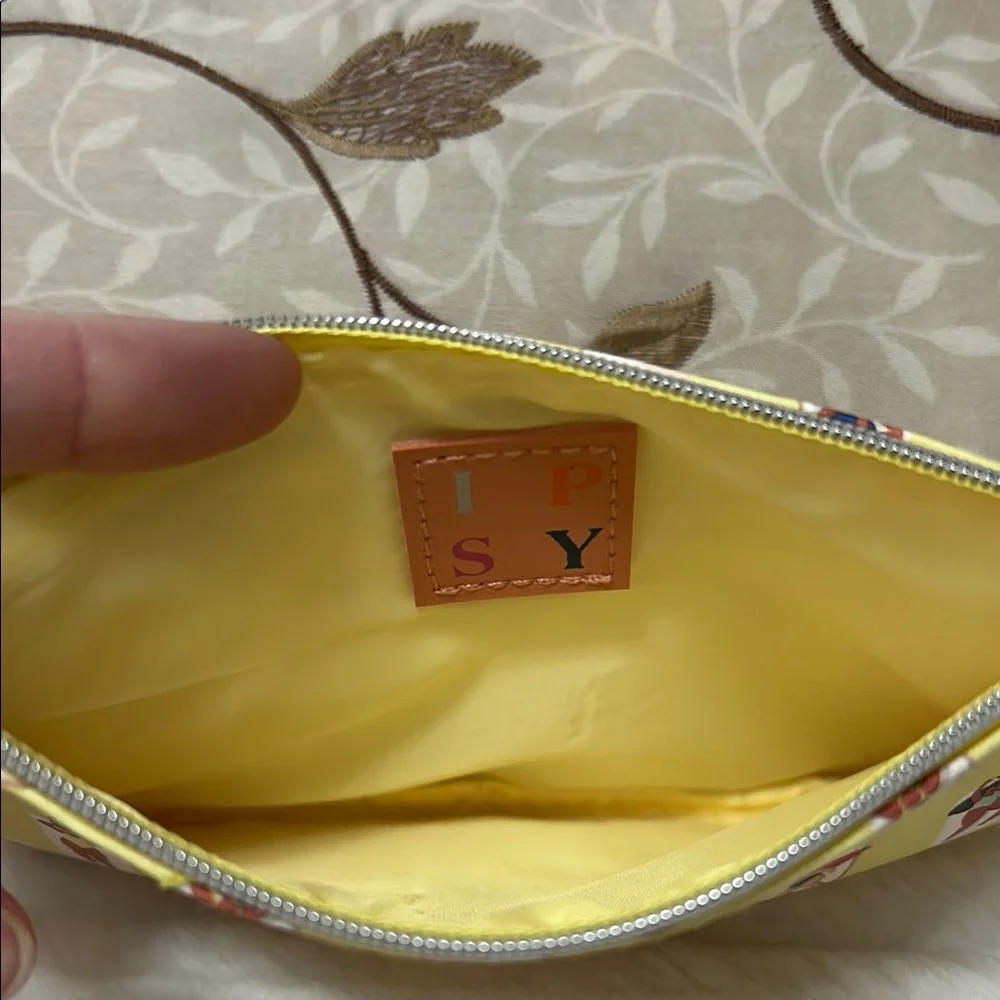4 pc set Ipsy Yellow Patterned Women's Pouch w/ shirt & jewelry 🦄